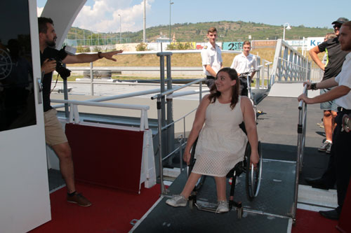 Frau im Rollstuhl am Eingang zum Schiff der DDSG wird empfangen
