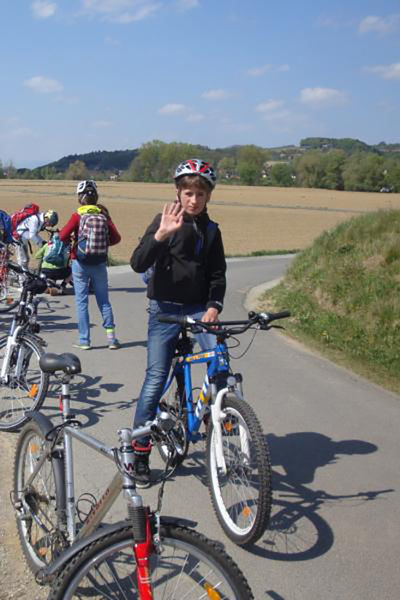 Fabio sitz am Fahrrad mit Helm